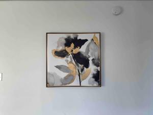 un cuadro enmarcado de flores en una pared en Cozy Lancaster Apartment Near Attractions, en Lancaster