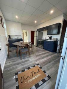 Una cocina con una mesa y un comedor. en Cozy Lancaster Apartment Near Attractions, en Lancaster