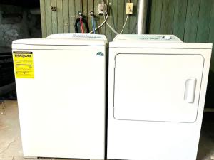 Dos refrigeradores blancos uno al lado del otro en Cozy Lancaster Apartment Near Attractions, en Lancaster