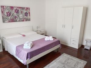 a bedroom with a bed with two towels on it at Fardella 75 in Trapani