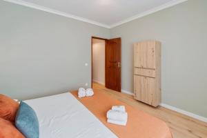 セトゥーバルにあるViso Apartment - By Y Conceptのタオルが敷かれたベッドのある寝室