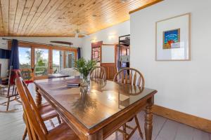 Χώρος καθιστικού στο C-Sarah Whitehouse Suite on Miles Smith Farm