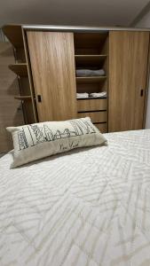 ein Bett mit einem Kissen darauf in der Unterkunft Apartamento en Paipa - Boyacá in Paipa