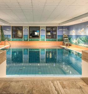 einem Pool in einem Gebäude mit Innenpool in der Unterkunft Sporthotel Göbel Garni in Willingen