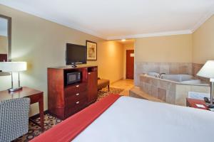 Holiday Inn Express & Suites Macon - I-475 by IHG客房内的一张或多张床位