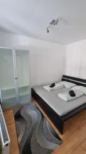 A bed or beds in a room at Darling Apartman