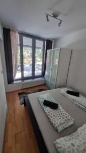 A bed or beds in a room at Darling Apartman