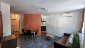 A seating area at Darling Apartman