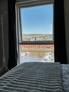 Voodi või voodid majutusasutuse Seaside APT with Harbour View toas