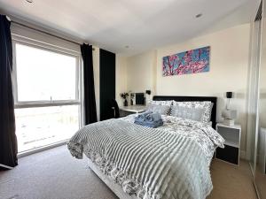 Voodi või voodid majutusasutuse Seaside APT with Harbour View toas