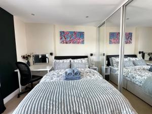 Voodi või voodid majutusasutuse Seaside APT with Harbour View toas