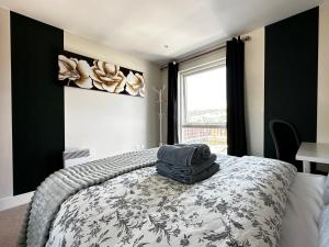 Voodi või voodid majutusasutuse Seaside APT with Harbour View toas