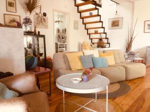 a living room with a couch and a table at Casa Cao Verde Charmantes Landhaus mit Garten in São Domingos