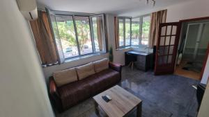 A seating area at Darling Apartman