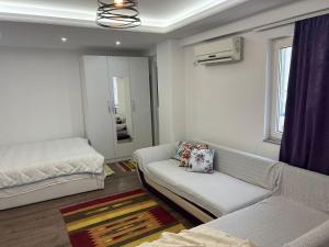 a living room with a couch and a bed at Brecani apartament 2 in Lezhë
