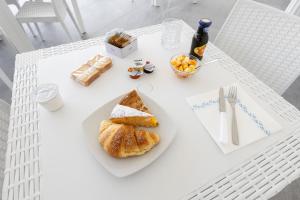 un tavolo con un piatto di pane e una bottiglia di birra di Bed and Breakfast Arcobaleno a Peschici