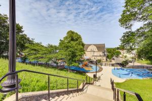 ボストンにある4 Mi to Fenway Park Pet-Friendly Dorchester Apt!の遊び場付きの公園の景色