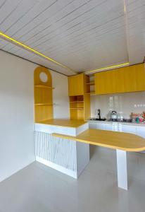 eine Küche mit Holzschränken und einer Arbeitsplatte in der Unterkunft The Tjokro Villa Dieng in Diyeng