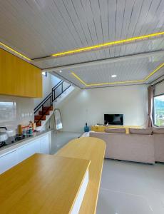 ein Wohnzimmer mit Sofa und Tisch in der Unterkunft The Tjokro Villa Dieng in Diyeng