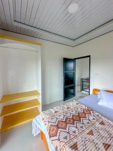 ein Schlafzimmer mit einem Bett in einem Zimmer in der Unterkunft The Tjokro Villa Dieng in Diyeng