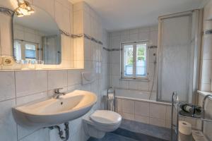 a white bathroom with a sink and a toilet at Ferienhaus Herta ein charmant, saniertes Einzeldenkmal im Elbsandsteingebirge -Nähe Bad Schandau in Rathmannsdorf +25 photos