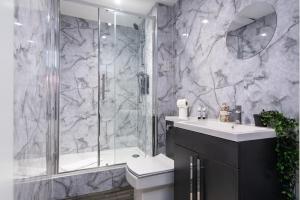 Bilik mandi di 2-Bedroom Gems - Travel Easily Between Cities +5 gambar