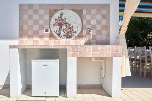 a outdoor counter with a sink and a plate at Cà del Mar rustico a Jesolo con giardino e piscina privati ad uso esclusivo # in Jesolo