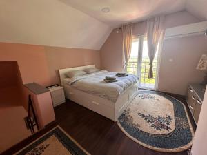Postel nebo postele na pokoji v ubytování Villa Popovic - apartments Fruska gora + 37 fotografií