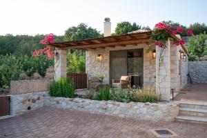 Κήπος έξω από το Plasis country suites 2