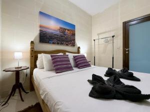 Postel nebo postele na pokoji v ubytování Traditional Maltese 3BD Apartment with Front & Back Balconies - Close to Gozo Ferry