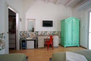 切萨雷奥港L'Ulivo e la Stella的客房设有书桌和绿色橱柜。