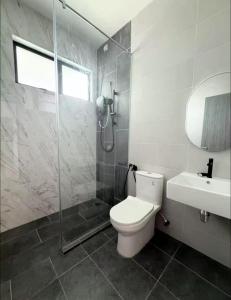 a bathroom with a toilet and a shower and a sink at Warm & Cozy Home in Kampong Duson Gilap +33 photos