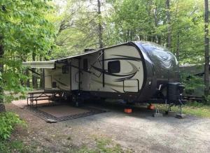 Gambar di galeri bagi RV Site Full Hookup up to 43ft di Gaines