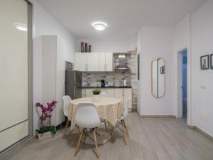 Una cocina y un comedor con mesa y sillas. en Canteras Canary Beach, en Las Palmas de Gran Canaria