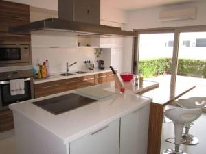 eine Küche mit einer weißen Arbeitsplatte mit Spüle in der Unterkunft Poolvilla Mario Ocean View in Atalaia + 29 Fotos