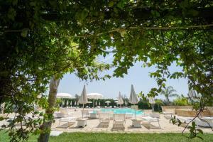 切萨雷奥港L'Ulivo e la Stella的一个带躺椅和遮阳伞的游泳池