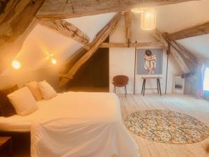 StignyにあるLe domaine aux herbes follesのベッドルーム(ベッド1台付) +55枚の写真