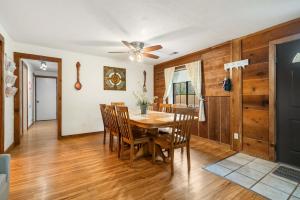 une salle à manger avec une table et des chaises dans l'établissement The Cozy Cottage Getaway - Private Pool & Hot Tub, à Kirbyville