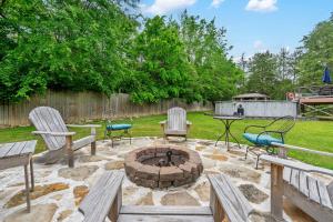 un foyer dans une cour avec des chaises et une table dans l'établissement The Cozy Cottage Getaway - Private Pool & Hot Tub, à Kirbyville