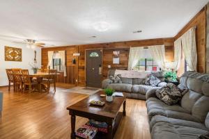 un salon avec un canapé et une table dans l'établissement The Cozy Cottage Getaway - Private Pool & Hot Tub, à Kirbyville