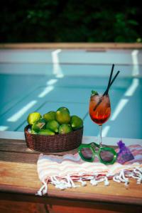 a drink and a basket of limes and a basket of glasses at Casale Elisa Country Hotel in Ladispoli