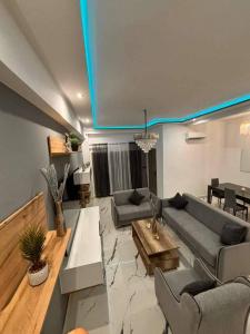 a living room with a couch and a table at Appartement moderne in Marrakech