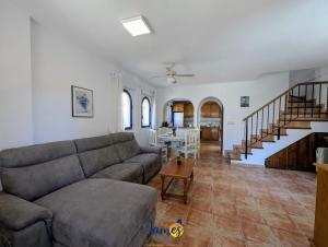 Χώρος καθιστικού στο Rustic 2 Bedroom townhouse in La Zenia LZ14