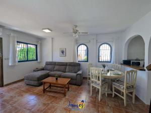 Χώρος καθιστικού στο Rustic 2 Bedroom townhouse in La Zenia LZ14