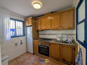Η κουζίνα ή μικρή κουζίνα στο Rustic 2 Bedroom townhouse in La Zenia LZ14 +13 φωτογραφίες