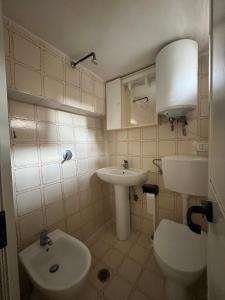 Un baño pequeño con inodoro y lavabo. en Casa Margherita Castiglioncello, en Castiglioncello