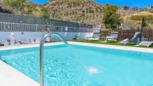 Bazén v ubytovaní Villa Omairi Torrox by Ruralidays alebo v jeho blízkosti