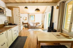 Maison sur terrain nature 2200m2にあるキッチンまたは簡易キッチン +14枚の写真