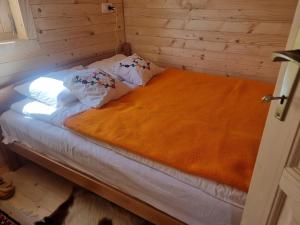 Un pat sau paturi într-o cameră la Karadžić