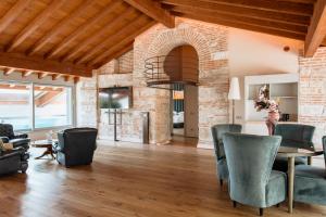 TV a/nebo společenská místnost v ubytování Pavillon Apartments